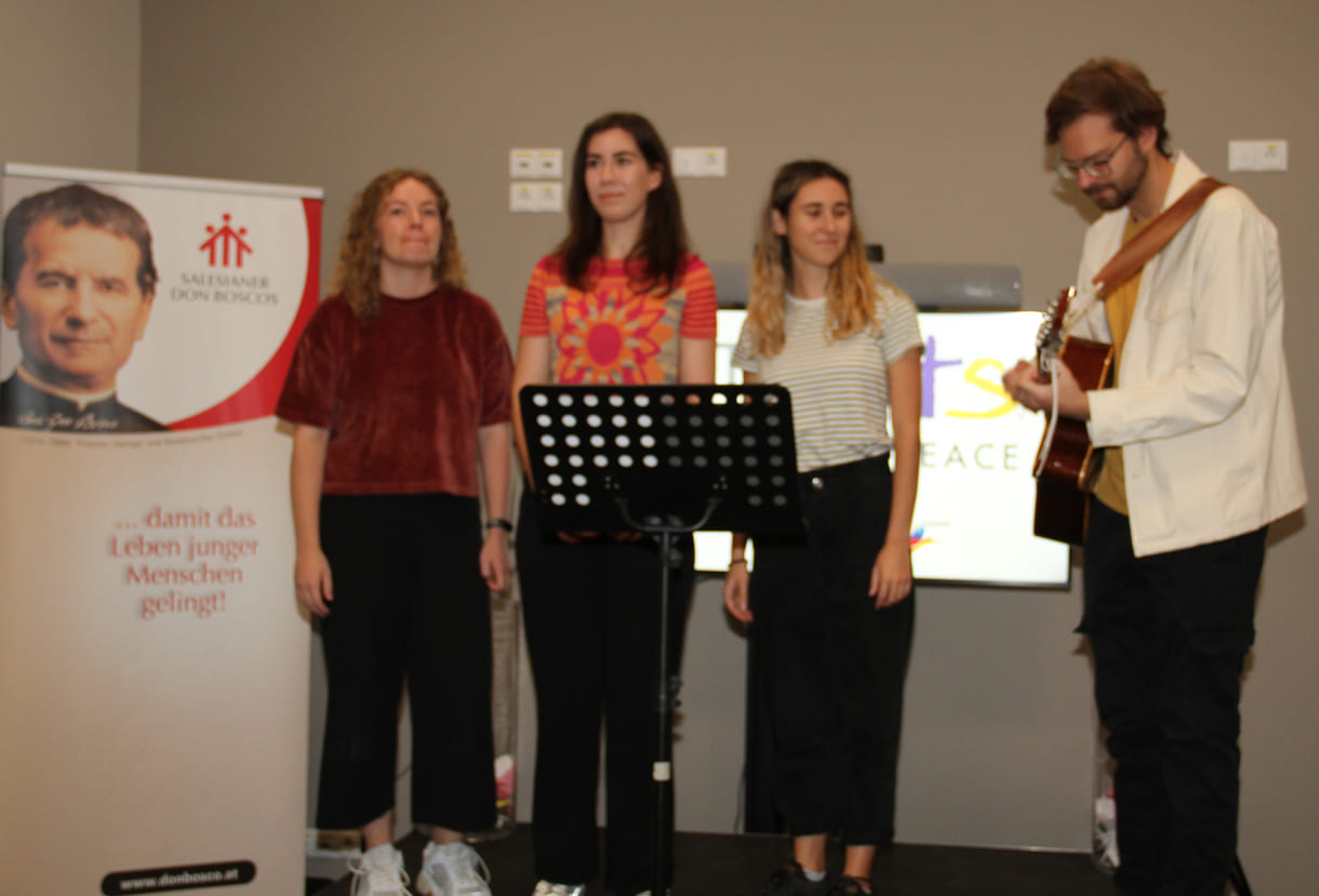 Helene Billinger, Sophie List, Isabella Rubel und Maximilian Cichra (mit Gitarre) sangen „Für die Liebe“ (Berge) sowie „Für immer Frühling“ (Soffie)