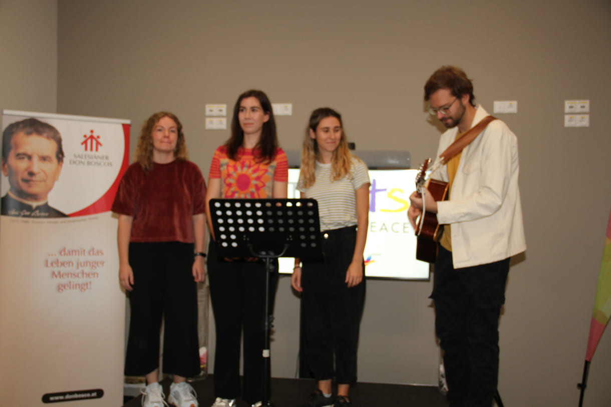 Helene Billinger, Sophie List, Isabella Rubel und Maximilian Cichra (mit Gitarre) sangen „Für die Liebe“ (Berge) sowie „Für immer Frühling“ (Soffie)