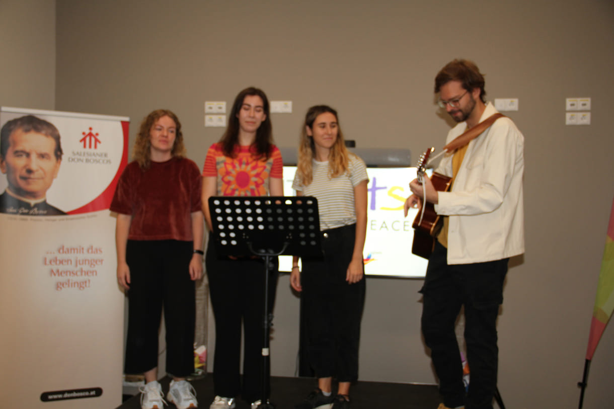 Helene Billinger, Sophie List, Isabella Rubel und Maximilian Cichra (mit Gitarre) sangen „Für die Liebe“ (Berge) sowie „Für immer Frühling“ (Soffie)