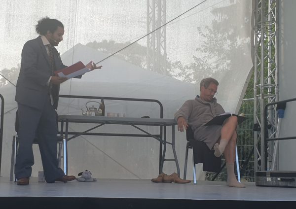 Zwei Männer auf der Bühne - Szenenfoto aus der Lesung "Emigranten": Jihad Alkhatib, Stephan von der Deken