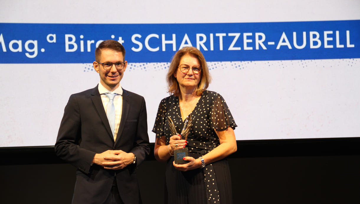 Teacher of the Year, Birgit Scharitzer-Aubell, von der VBS Hamerlingplatz mit ihrem Laudator, heute-Chefredakteur Clemens Oistric