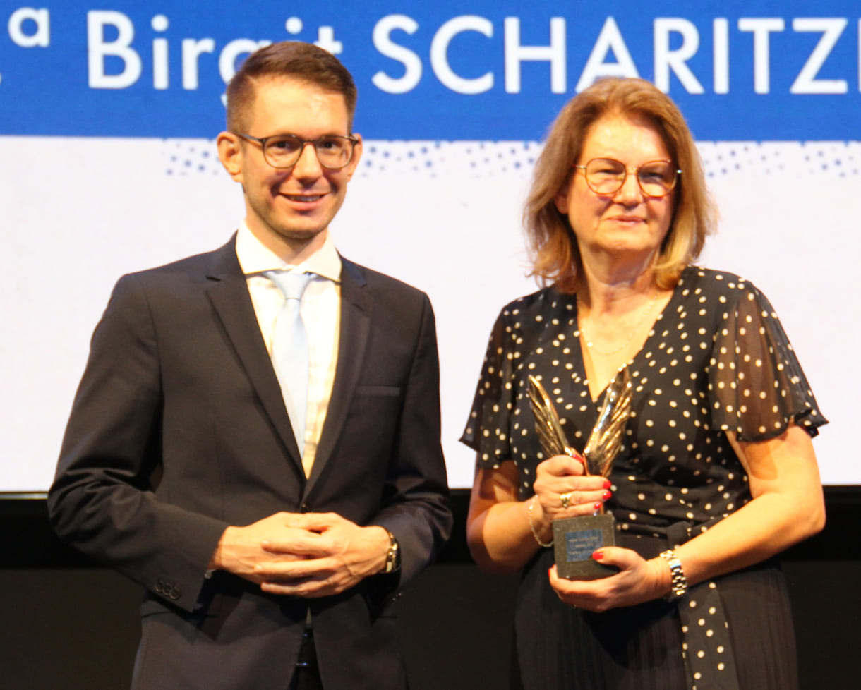 Teacher of the Year, Birgit Scharitzer-Aubell, von der VBS Hamerlingplatz mit ihrem Laudator, heute-Chefredakteur Clemens Oistric