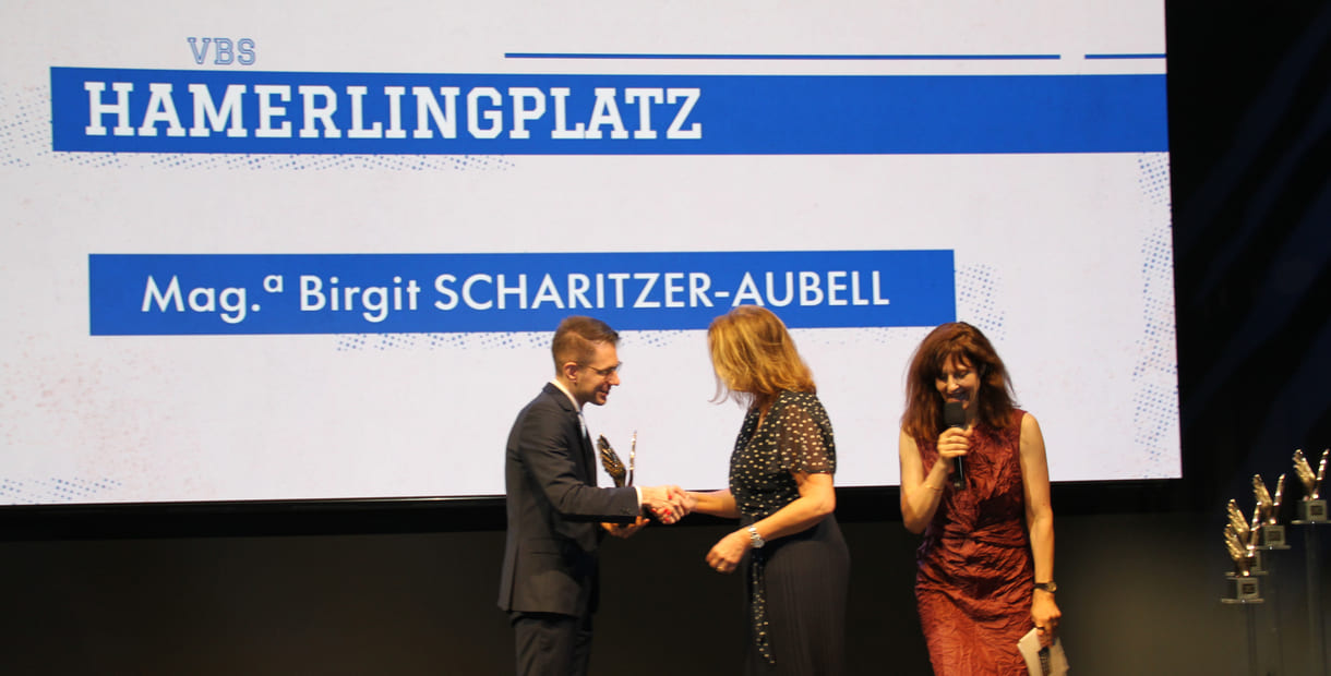 Teacher of the Year, Birgit Scharitzer-Aubell, von der VBS Hamerlingplatz mit ihrem Laudator, heute-Chefredakteur Clemens Oistric und Moderatorin Daniela Zeller