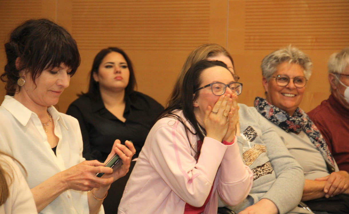 Eine der Ehrenlistenpreisträgerinnen freut sich überschwänglich