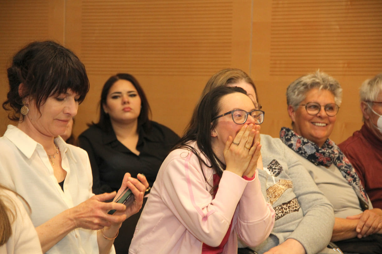 Eine der Ehrenlistenpreisträgerinnen freut sich überschwänglich