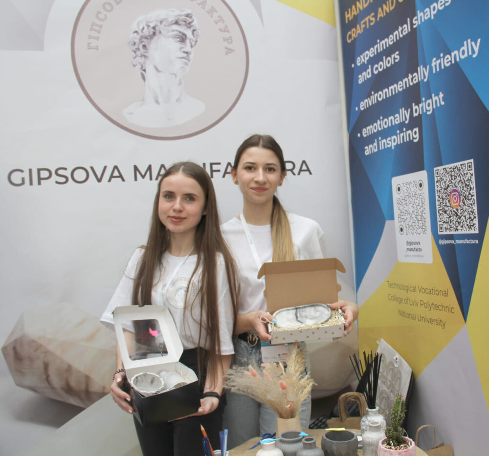 Sofiia Heleshko und Anastasia Bryn zeigen einige ihrer Gips-Produkte