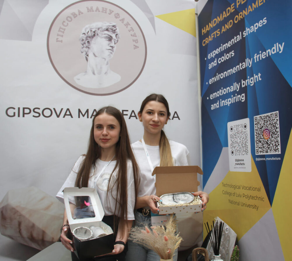 Sofiia Heleshko und Anastasia Bryn zeigen einige ihrer Gips-Produkte