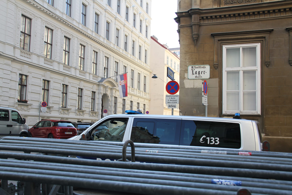 Absperrgitter bei der Kreuzung Lager- und Ölzeltgasse, sitz der serbischen Botschaft (siehe Fahne)