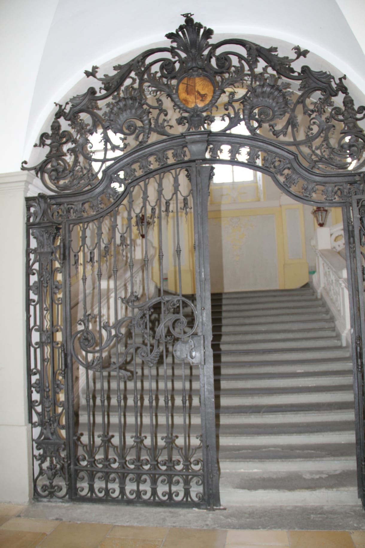 Eisernes Gittertor beim Aufgang zur Stiftskirche