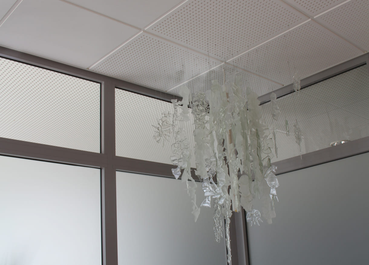 Gläserne Skulptur - im Ort ibt es ein international tätiges Glasbearbeitungsmaschinen-Unternehmen