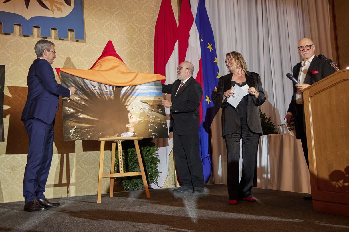 Friedensbild des Jahres 2025: Mahdi Vaghari - enthüllt von Hartwig Löger (vom Hauptsponsor Vienna Insurance Group), Omar Al-Rawi (Wiener SPÖ-Gemeinderat), Silvia und Lois Lammerhuber (Initiator:innen des Global Peace Photo Awards)