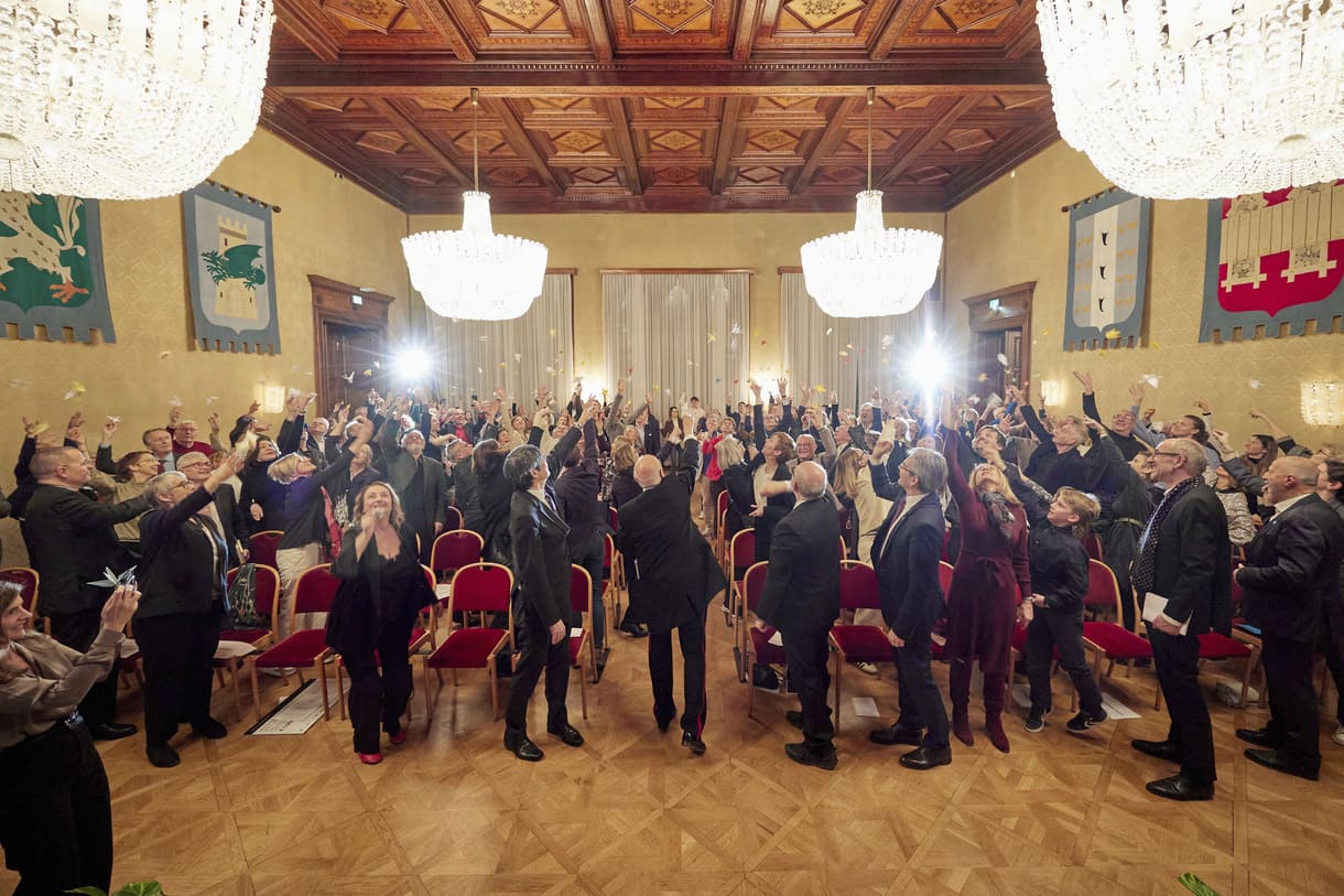 Die Festgäst:innen lassen die Papierkraniche fliegn