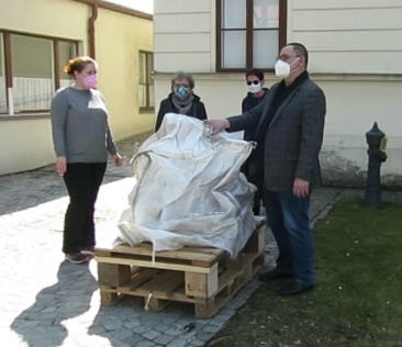 Einige leute hinter und neben der großen Glocke