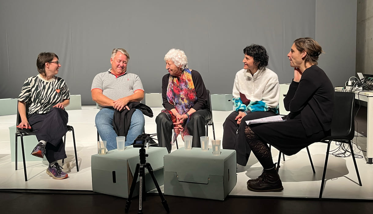 Nachgespräch zu „Go fishing“: Von links nach rechts: Regisseurin Dorothea Zeyringer, Irene Bentos Enkel David Storms, Irene Dreesen, die in Pfungstadt 2002 die erste Ausstellung zu der Geschichte organisierte, Performerin Verena Schneider, Journalistin Angela Heide, die das Gespräch leitete