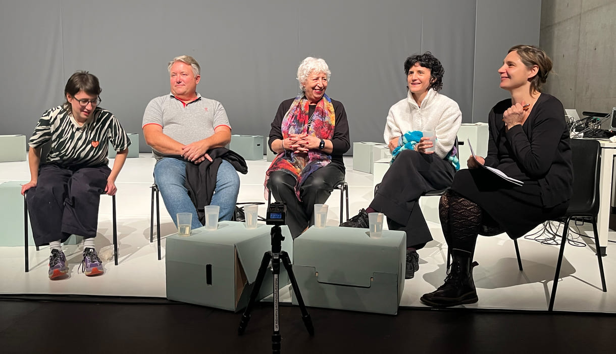Nachgespräch zu „Go fishing“: Von links nach rechts: Regisseurin Dorothea Zeyringer, Irene Bentos Enkel David Storms, Irene Dreesen, die in Pfungstadt 2002 die erste Ausstellung zu der Geschichte organisierte, Performerin Verena Schneider, Journalistin Angela Heide, die das Gespräch leitete