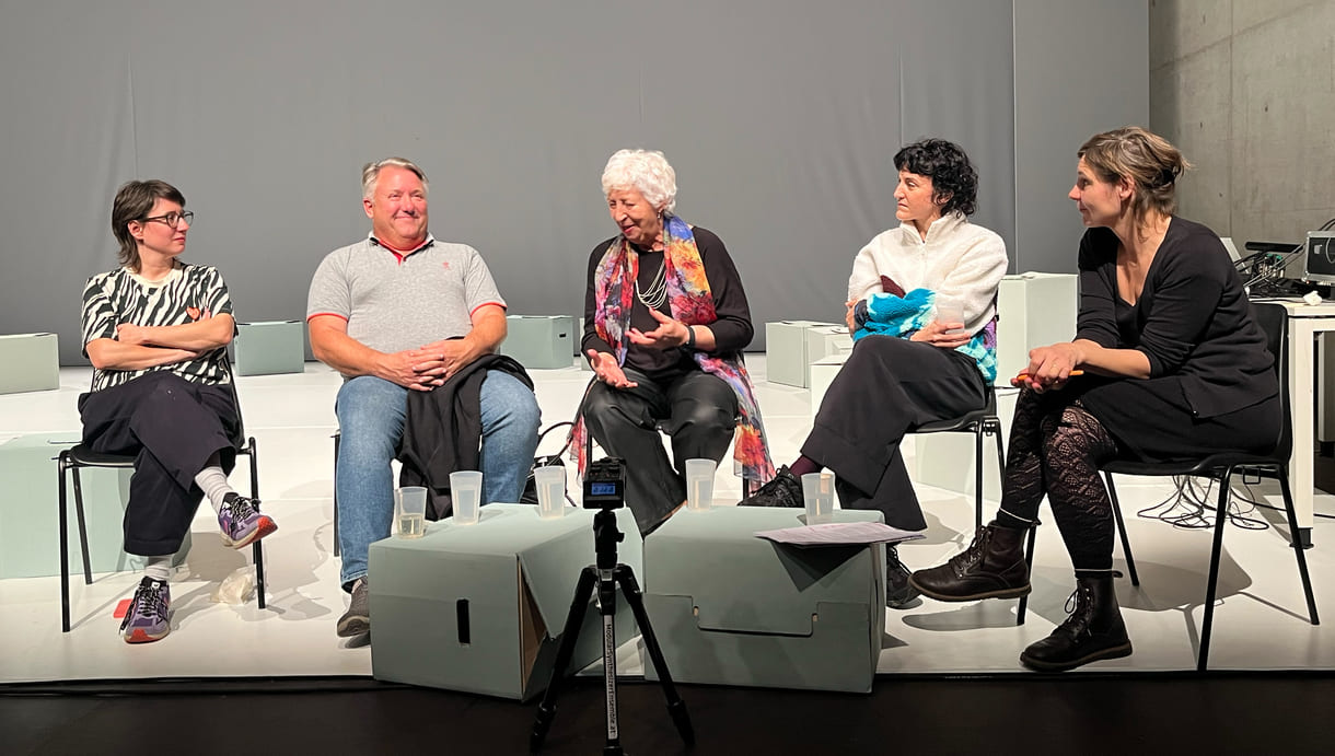 Nachgespräch zu „Go fishing“: Von links nach rechts: Regisseurin Dorothea Zeyringer, Irene Bentos Enkel David Storms, Irene Dreesen, die in Pfungstadt 2002 die erste Ausstellung zu der Geschichte organisierte, Performerin Verena Schneider, Journalistin Angela Heide, die das Gespräch leitete