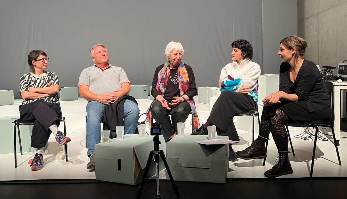 Nachgespräch zu „Go fishing“: Von links nach rechts: Regisseurin Dorothea Zeyringer, Irene Bentos Enkel David Storms, Irene Dreesen, die in Pfungstadt 2002 die erste Ausstellung zu der Geschichte organisierte, Performerin Verena Schneider, Journalistin Angela Heide, die das Gespräch leitete