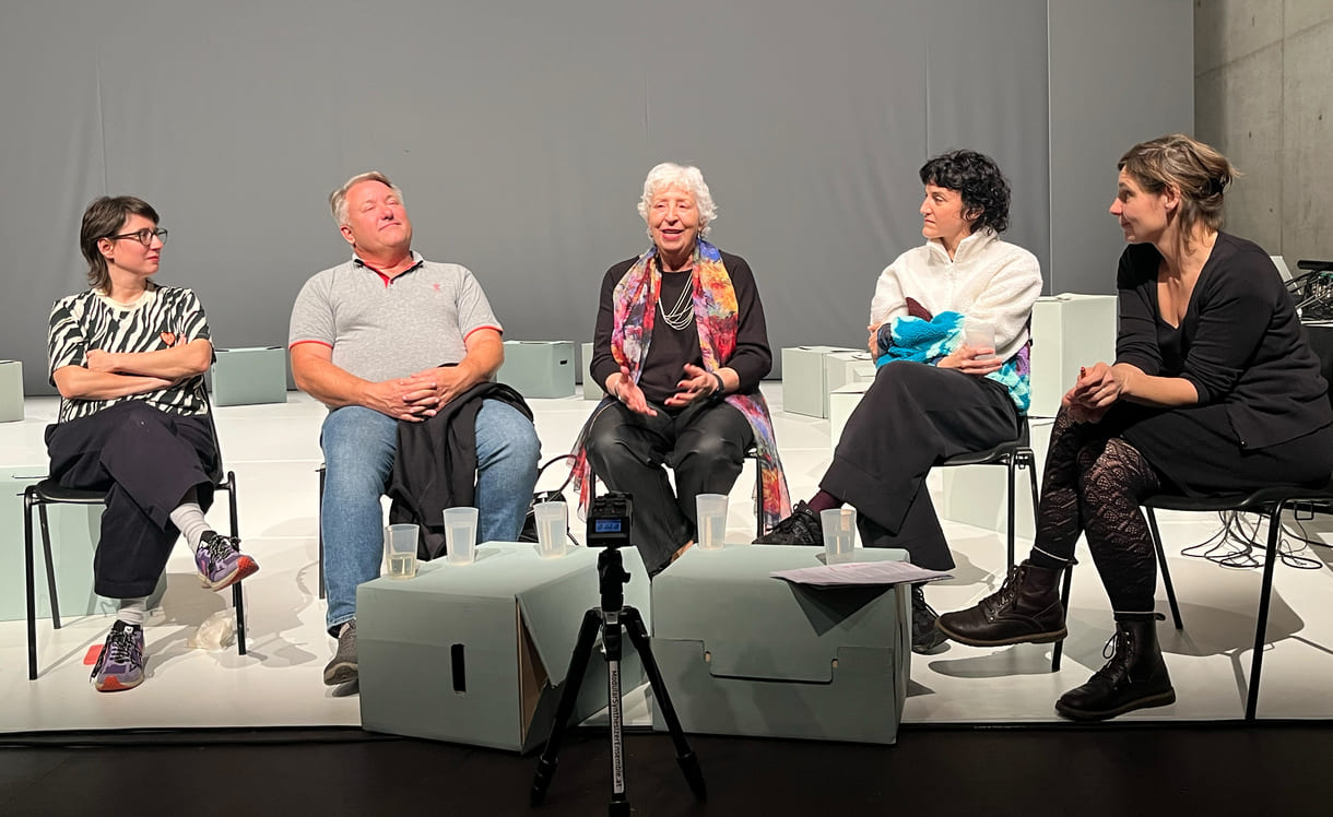 Nachgespräch zu „Go fishing“: Von links nach rechts: Regisseurin Dorothea Zeyringer, Irene Bentos Enkel David Storms, Irene Dreesen, die in Pfungstadt 2002 die erste Ausstellung zu der Geschichte organisierte, Performerin Verena Schneider, Journalistin Angela Heide, die das Gespräch leitete