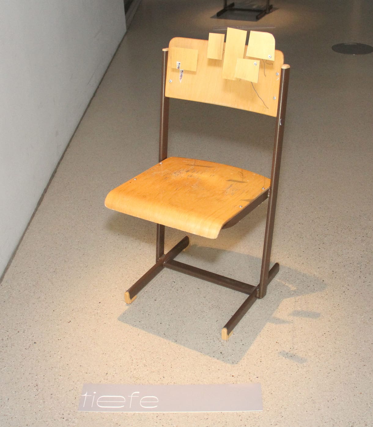 Analog verfremdete Schulsessel - ausgehend von digitalen Bildfehlern bei 3D-Scans