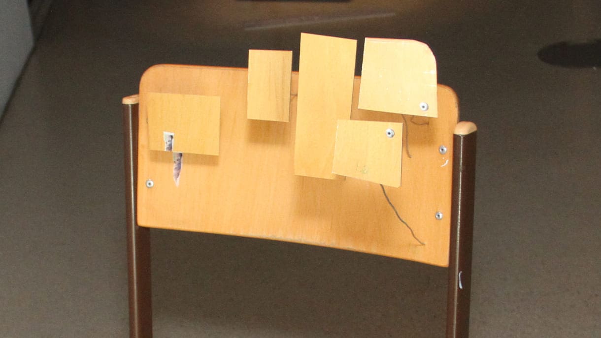 Analog verfremdete Schulsessel - ausgehend von digitalen Bildfehlern bei 3D-Scans