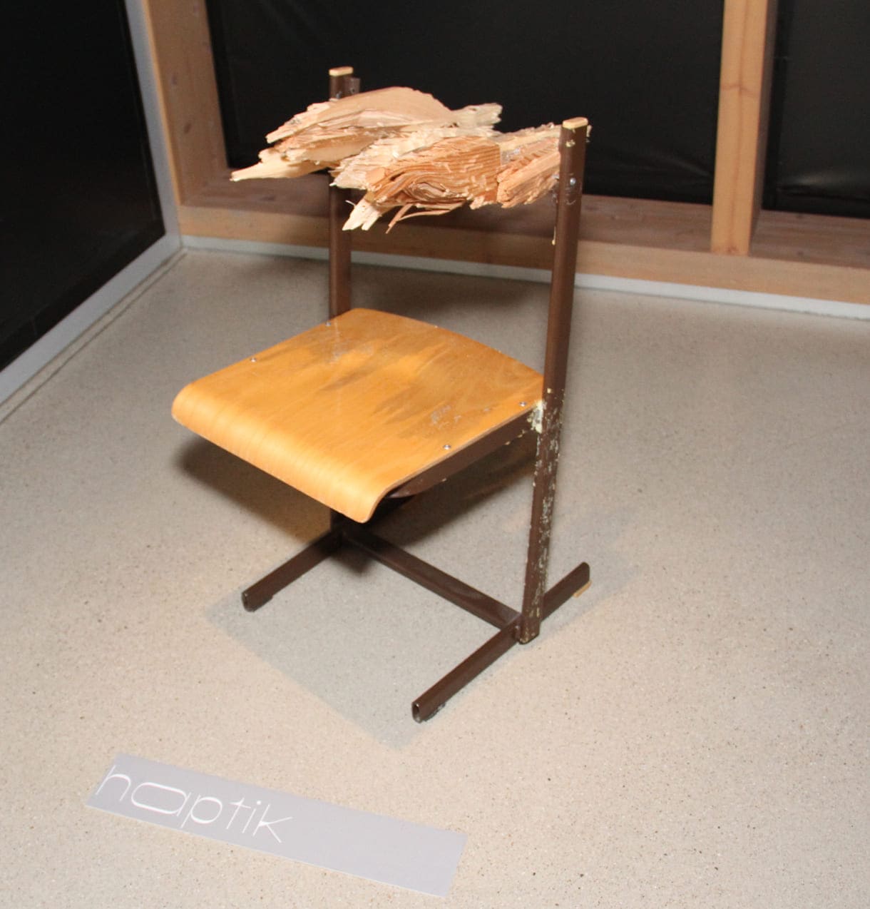 Analog verfremdete Schulsessel - ausgehend von digitalen Bildfehlern bei 3D-Scans