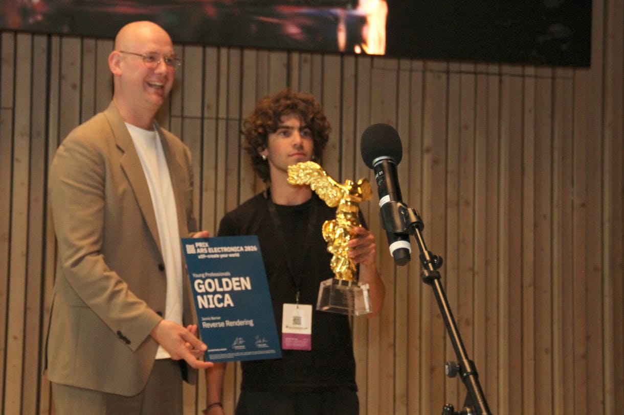 Gewinner der Goldenen Nica in der Kategorie U 19, Jannis Berner, mit dem Linzer Stadtrat Thomas Gegenhuber, der ihm die Trophäe überreichte