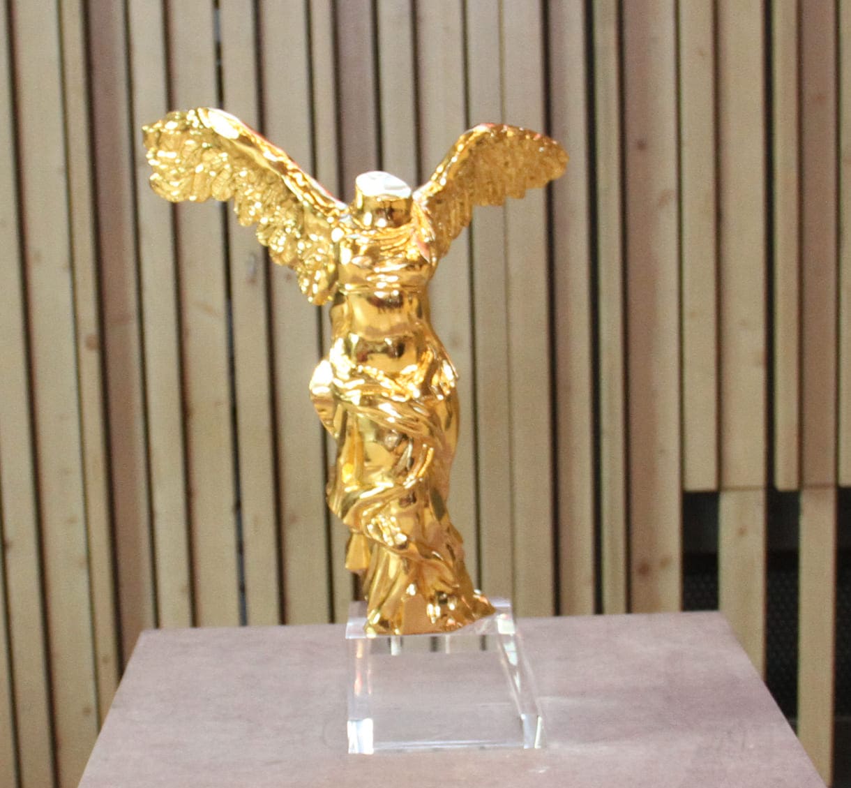 Goldene-Nica-Statue