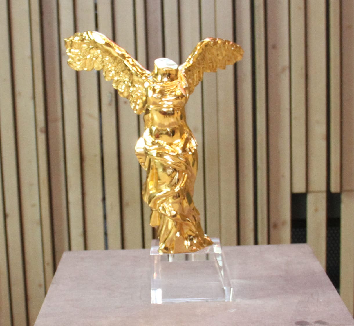 Goldene-Nica-Statue