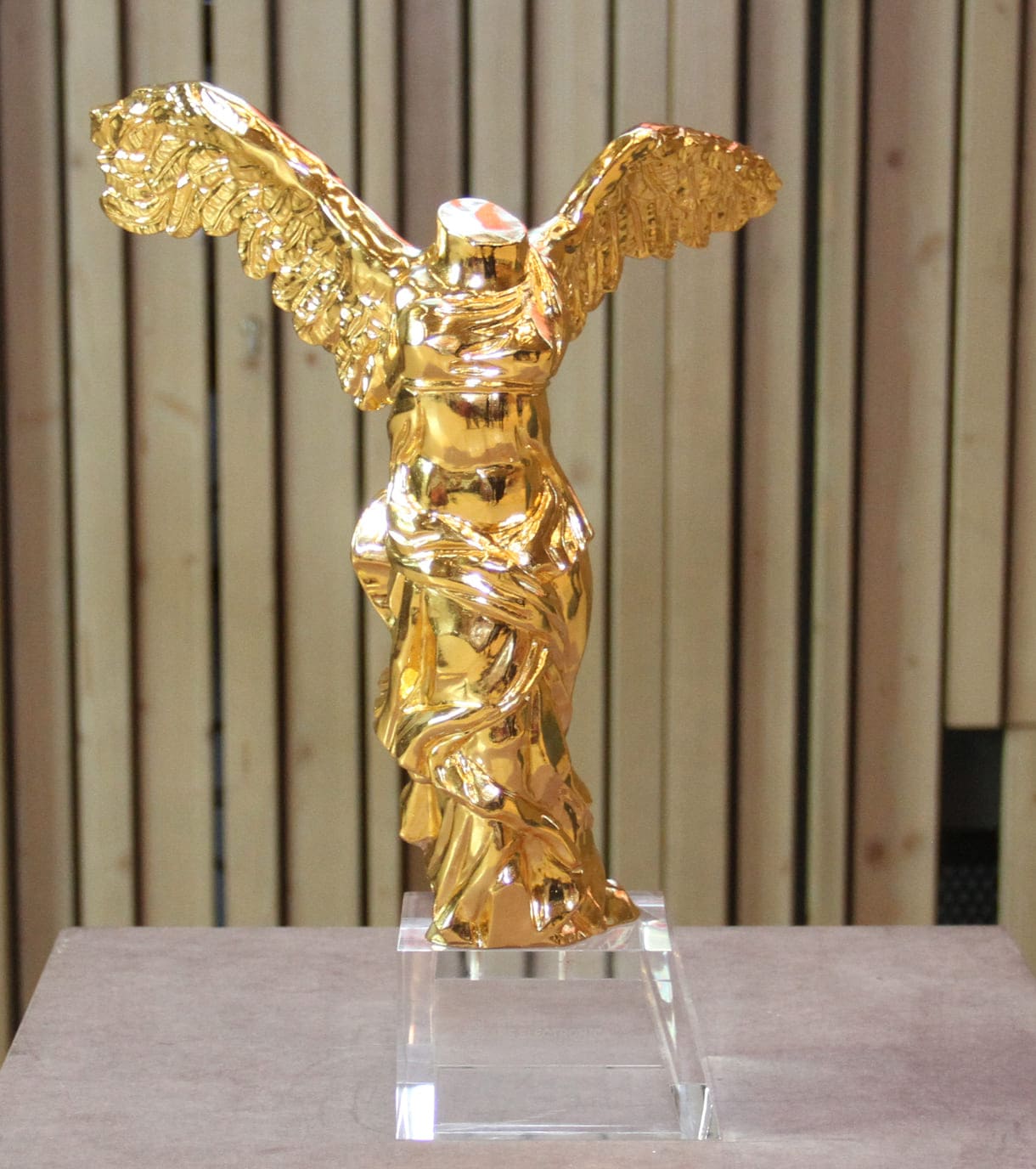 Goldene-Nica-Statue