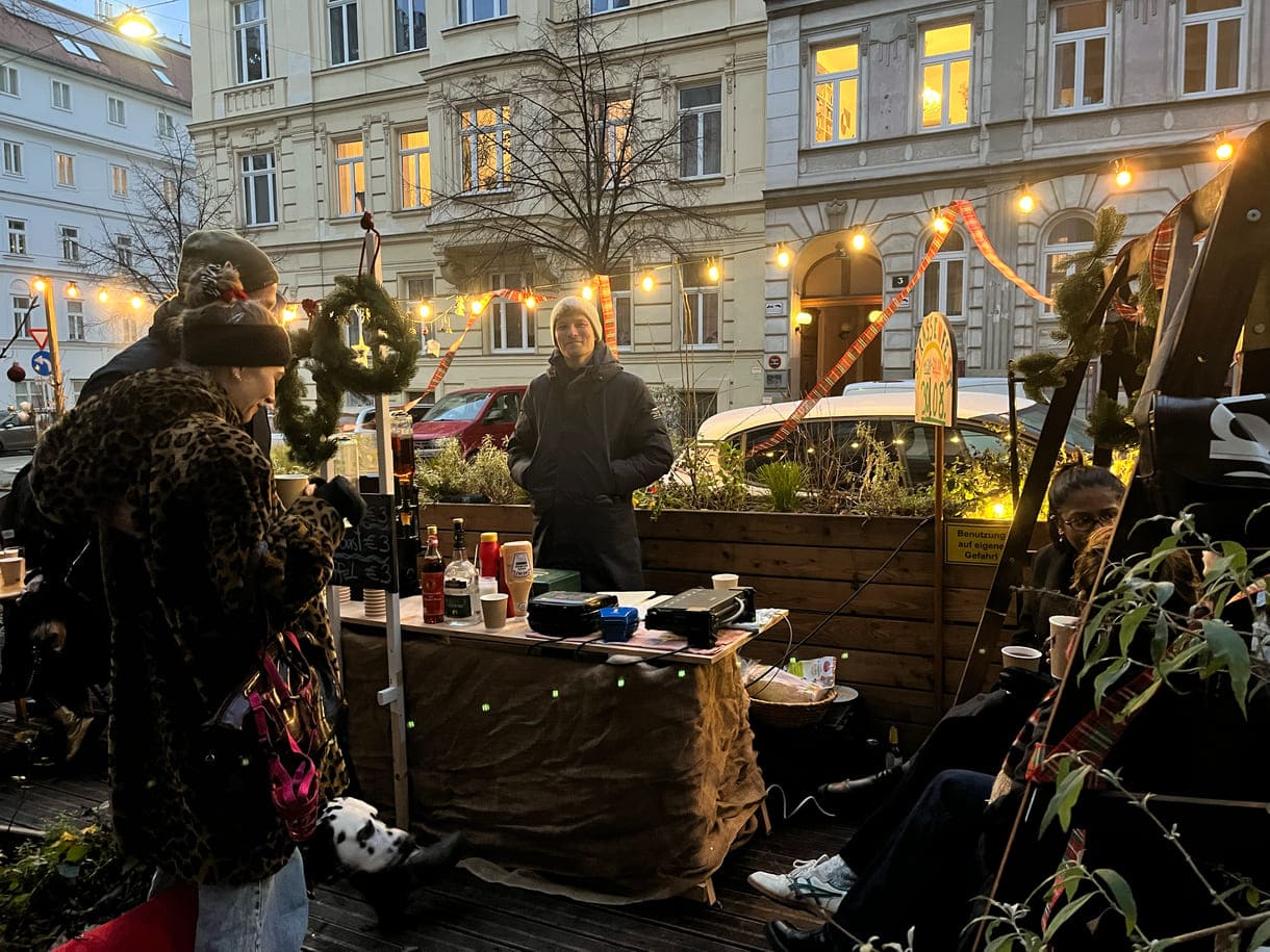 Apfeltee- und Punsch-Stand in der Grätzeloase Baumannstraße