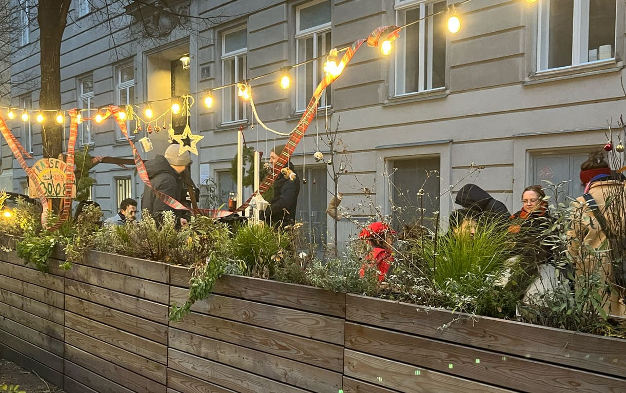 Apfeltee- und Punsch-Stand in der Grätzeloase Baumannstraße