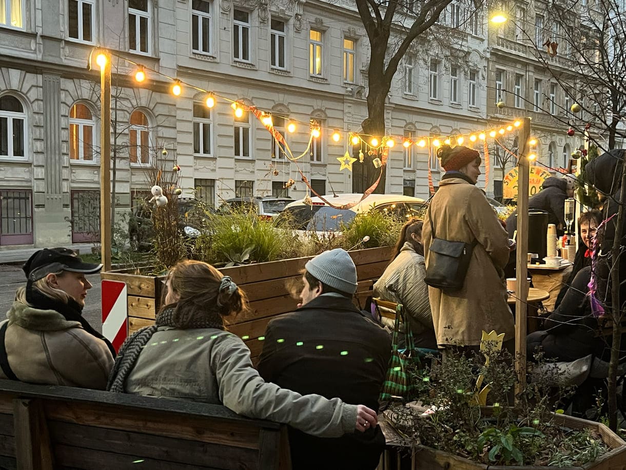 Apfeltee- und Punsch-Stand in der Grätzeloase Baumannstraße