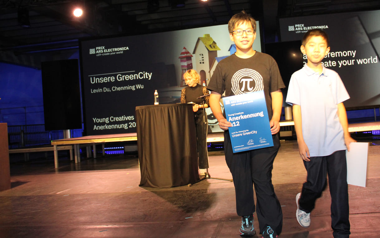 Preisverleihung an Chenming Wu und Levin Du, die das Modell einer Green City gebaut haben