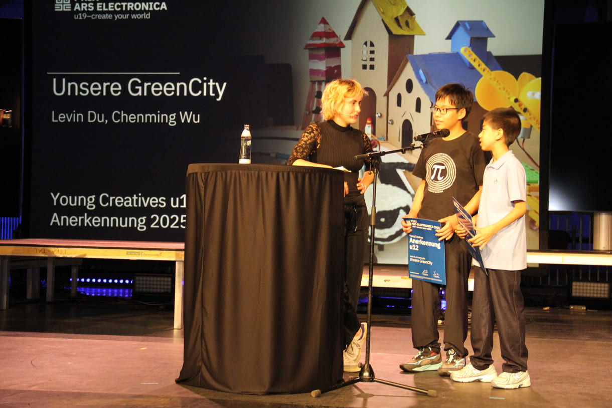 Preisverleihung an Chenming Wu und Levin Du, die das Modell einer Green City gebaut haben