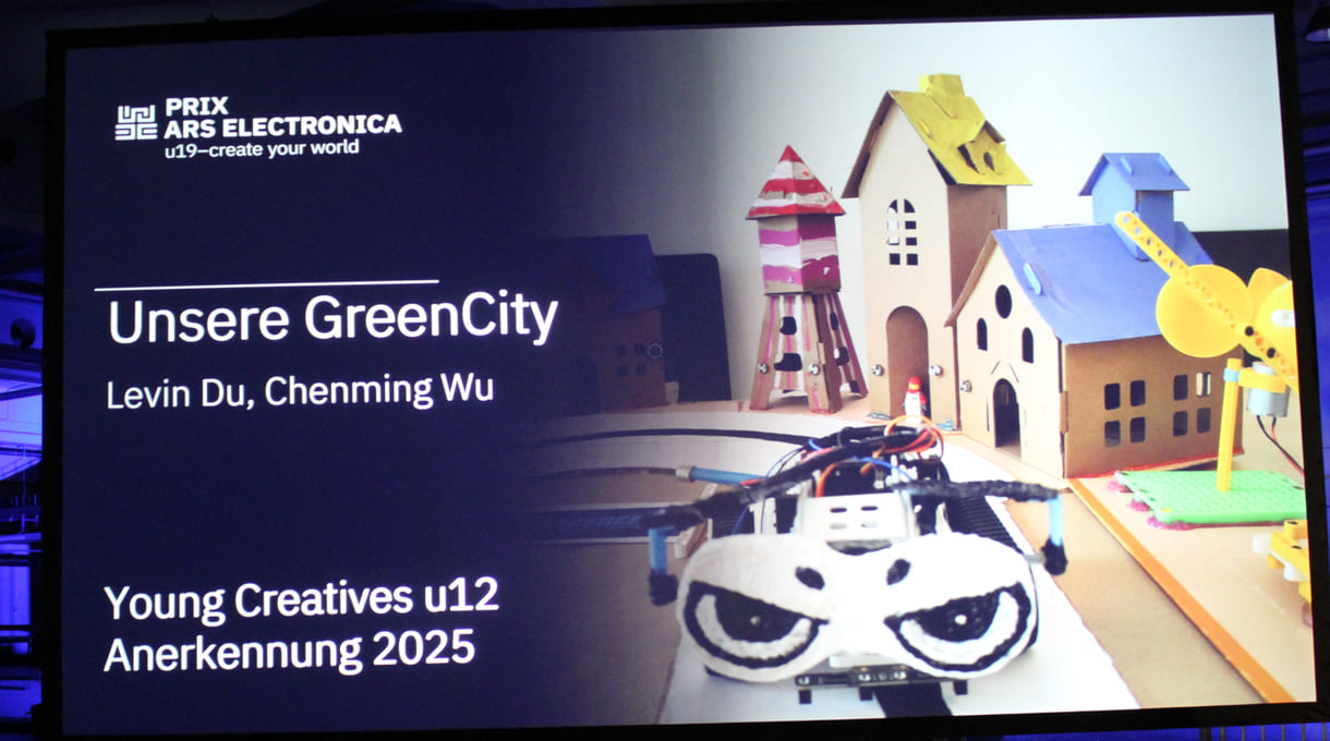 Preisverleihung an Chenming Wu und Levin Du, die das Modell einer Green City gebaut haben