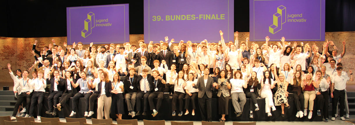 Alle - am dritten Tag in der Früh - anwesenden Teilnehmer:innen am 39. Bundesfinale von Jugend Innovativ auf einem Großgruppenfoto