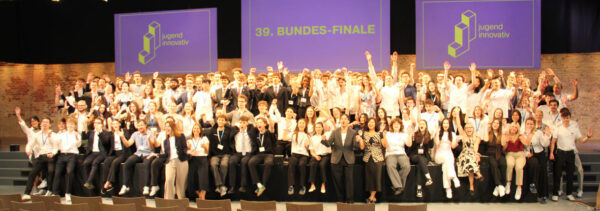 Alle - am dritten Tag in der Früh - anwesenden Teilnehmer:innen am 39. Bundesfinale von Jugend Innovativ auf einem Großgruppenfoto
