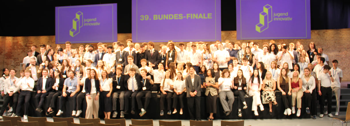 Alle - am dritten Tag in der Früh - anwesenden Teilnehmer:innen am 39. Bundesfinale von Jugend Innovativ auf einem Großgruppenfoto