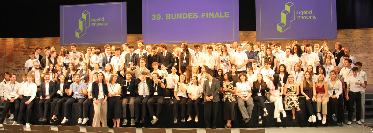 Alle - am dritten Tag in der Früh - anwesenden Teilnehmer:innen am 39. Bundesfinale von Jugend Innovativ auf einem Großgruppenfoto