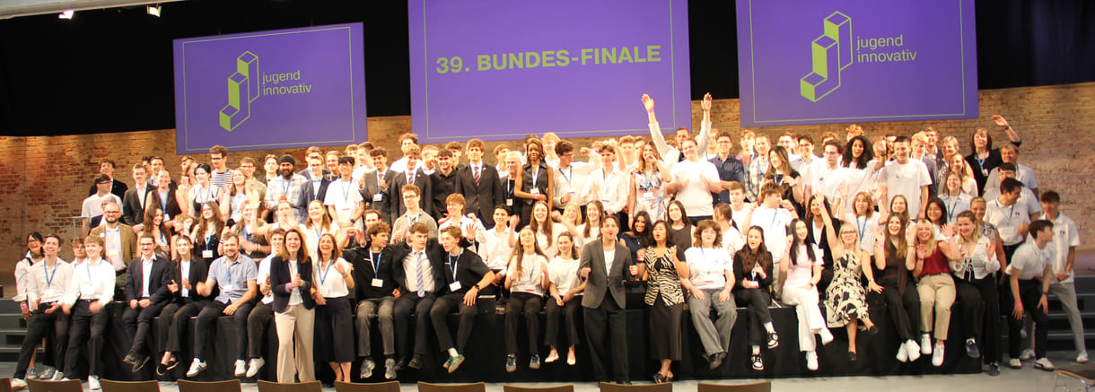 Alle - am dritten Tag in der Früh - anwesenden Teilnehmer:innen am 39. Bundesfinale von Jugend Innovativ auf einem Großgruppenfoto