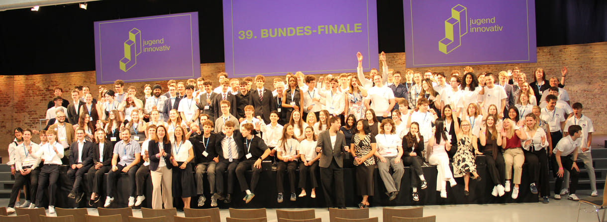 Alle - am dritten Tag in der Früh - anwesenden Teilnehmer:innen am 39. Bundesfinale von Jugend Innovativ auf einem Großgruppenfoto