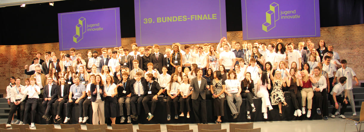 Alle - am dritten Tag in der Früh - anwesenden Teilnehmer:innen am 39. Bundesfinale von Jugend Innovativ auf einem Großgruppenfoto