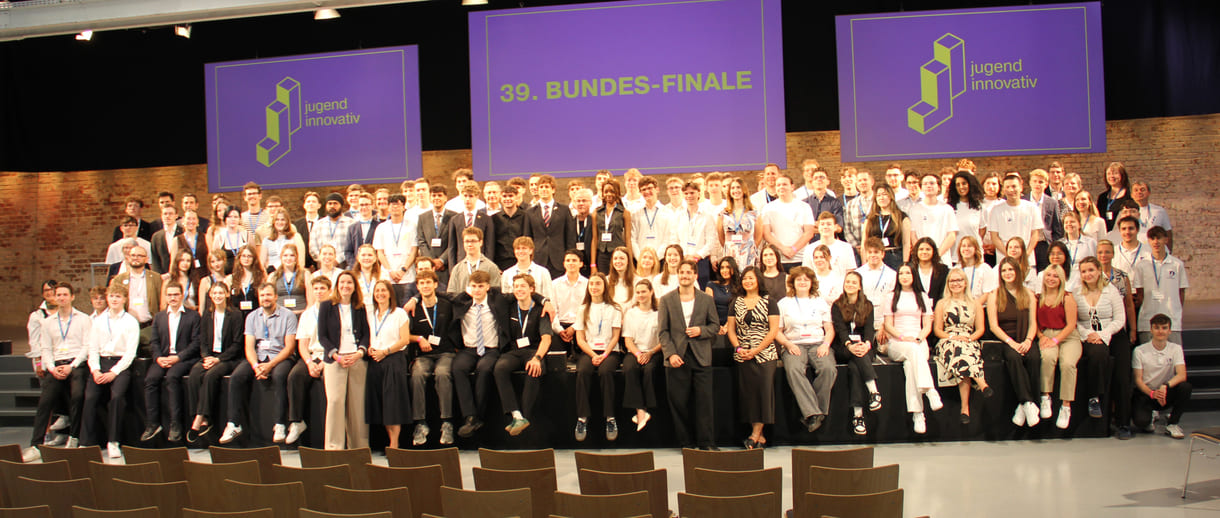 Alle - am dritten Tag in der Früh - anwesenden Teilnehmer:innen am 39. Bundesfinale von Jugend Innovativ auf einem Großgruppenfoto