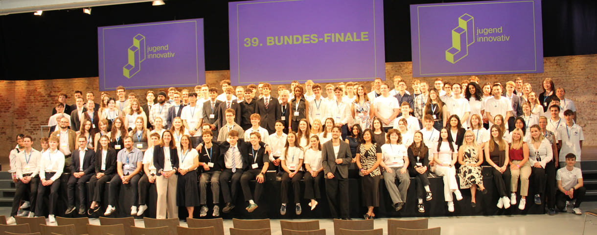 Alle - am dritten Tag in der Früh - anwesenden Teilnehmer:innen am 39. Bundesfinale von Jugend Innovativ auf einem Großgruppenfoto