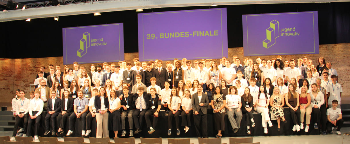 Alle - am dritten Tag in der Früh - anwesenden Teilnehmer:innen am 39. Bundesfinale von Jugend Innovativ auf einem Großgruppenfoto