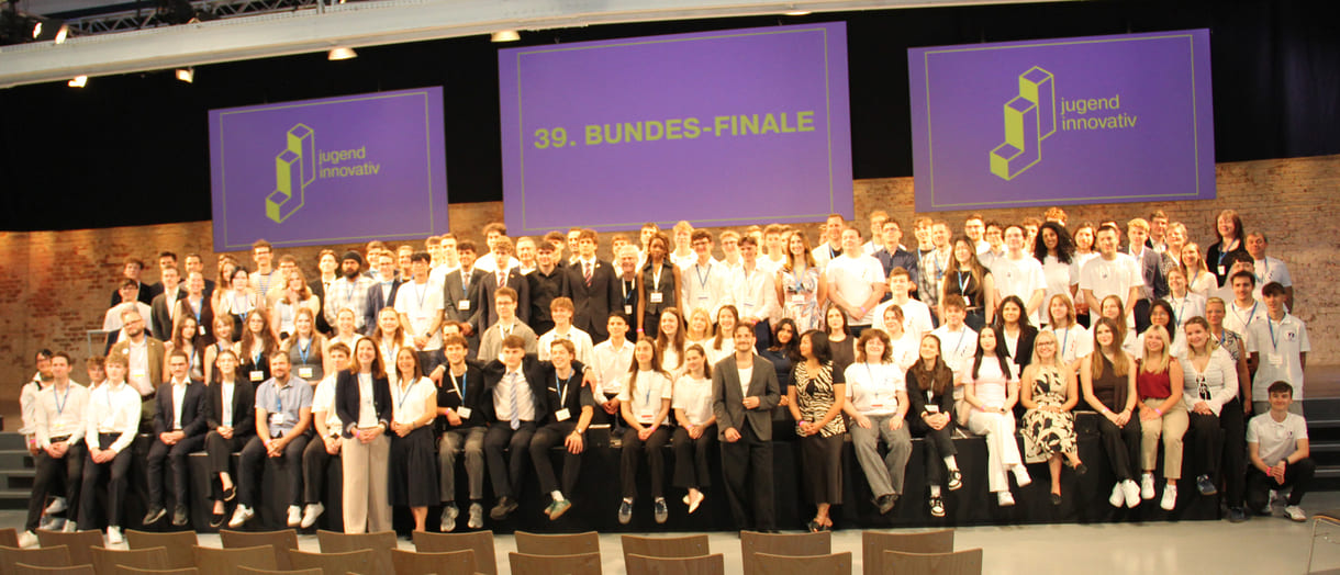 Alle - am dritten Tag in der Früh - anwesenden Teilnehmer:innen am 39. Bundesfinale von Jugend Innovativ auf einem Großgruppenfoto
