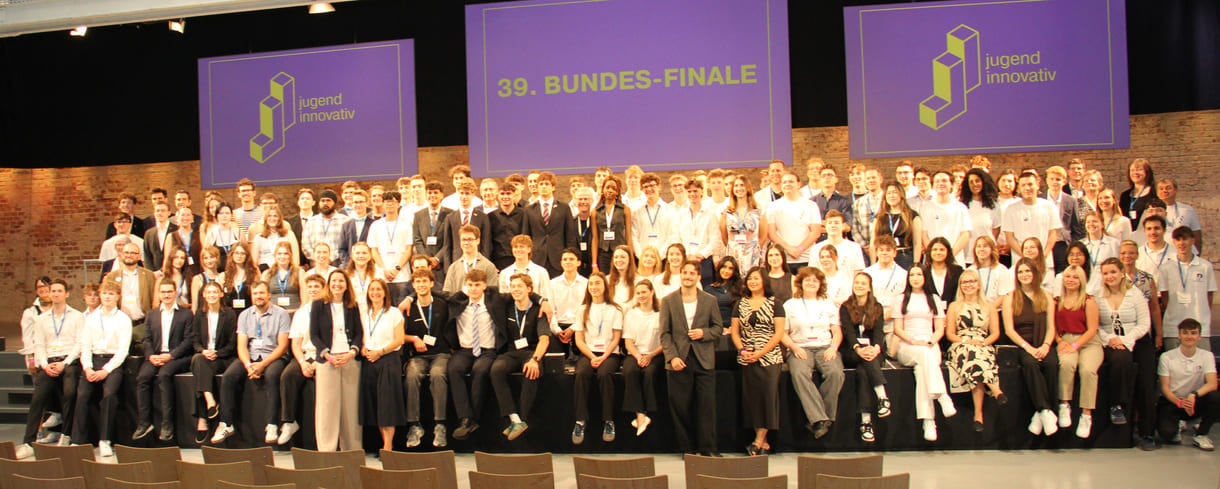 Alle - am dritten Tag in der Früh - anwesenden Teilnehmer:innen am 39. Bundesfinale von Jugend Innovativ auf einem Großgruppenfoto