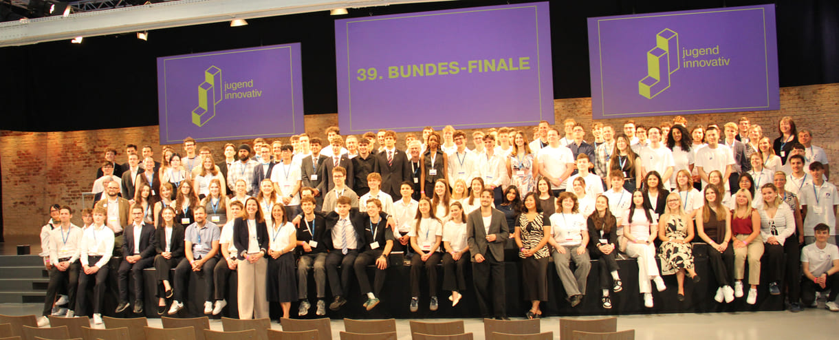 Alle - am dritten Tag in der Früh - anwesenden Teilnehmer:innen am 39. Bundesfinale von Jugend Innovativ auf einem Großgruppenfoto