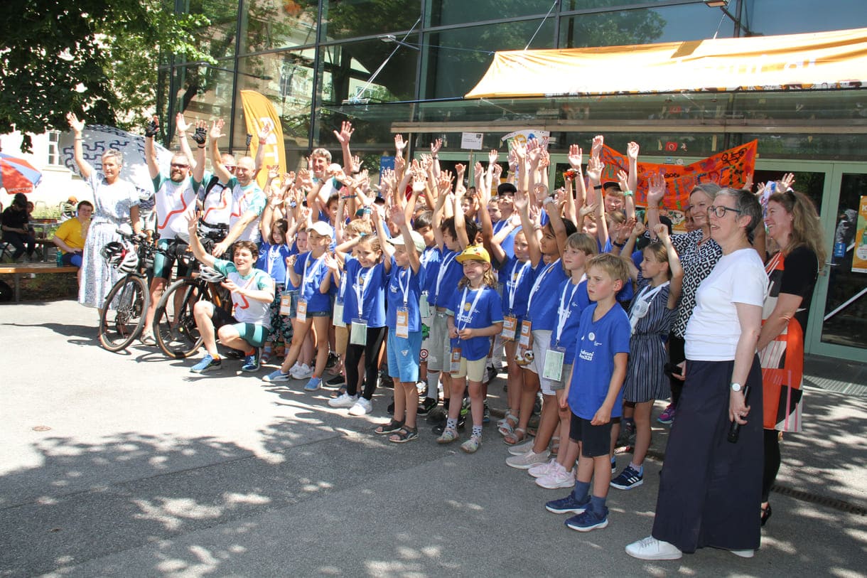 Großgruppenfoto vom Empfang der Friedensradler