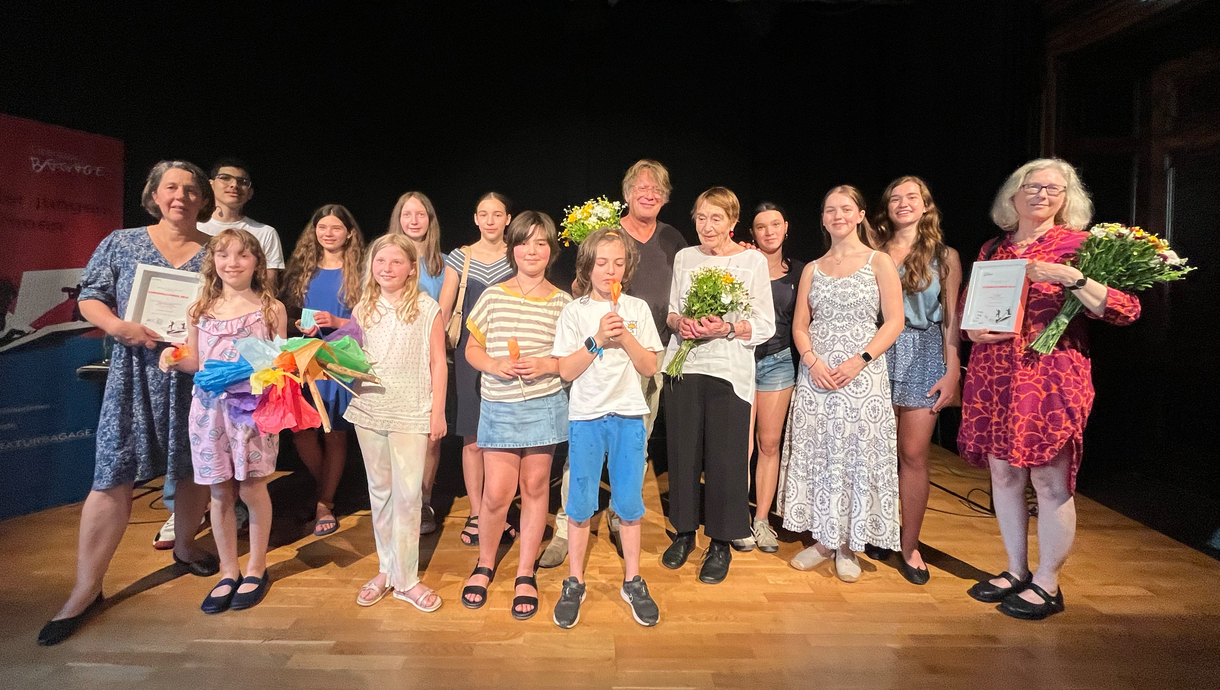 Die beiden Jurys, die Literatur-Bagage-Initiatorinnen, Autor:innen, Übersetzerin und Renate Welsh auf dem Großgruppen-Foto